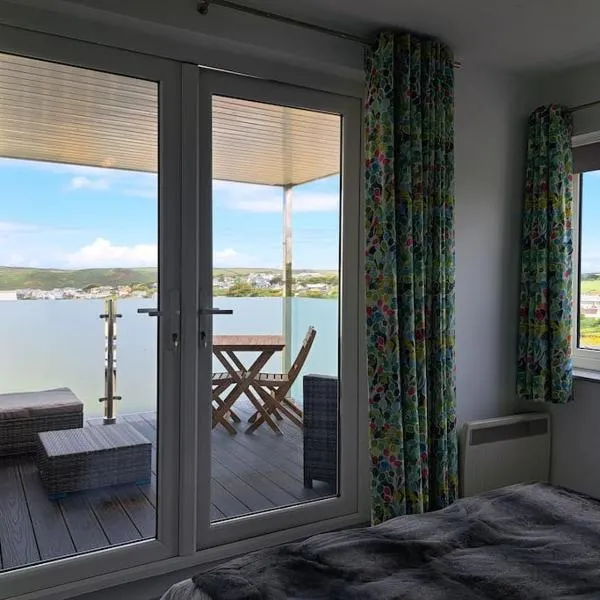 2-bed flat with balcony，位于韦德布里奇的酒店