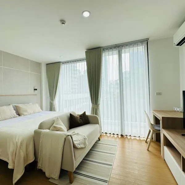 6th Avenue Sukhumvit BKK 308 BTS Asoke & Nana MRT Sukhumvit，位于Bang Kapi的酒店