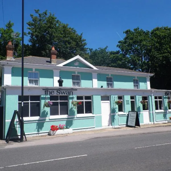 The Swan Inn，位于Lower Swanwick的酒店