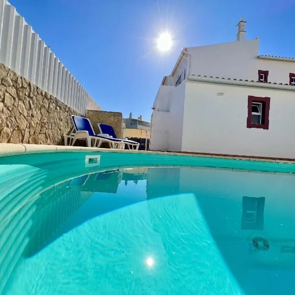 Pera Stylish Villa With Pool by Homing，位于佩拉的酒店
