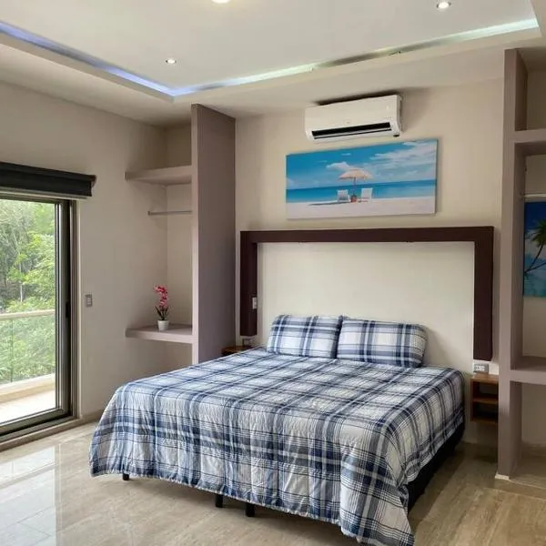 Habitación 1 Cama King, Tulum Country Home, con Muelle de Pesca, Club de Playa, Alberca, Cenote y Campo de Golf, Contrata Day Pass Bahia Principe，位于艾库玛尔的酒店
