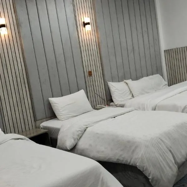 Hotel Park Way & Restaurant，位于Mingora的酒店