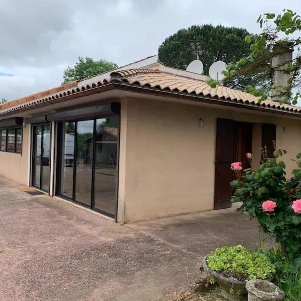 Maison familiale avec piscine proche Périgueux，位于尚塞拉德的酒店
