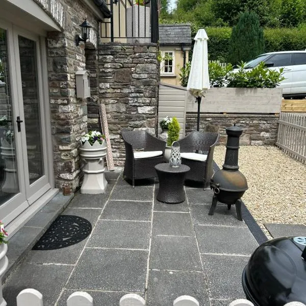 Cosy riverside property，位于Aber-Brân的酒店