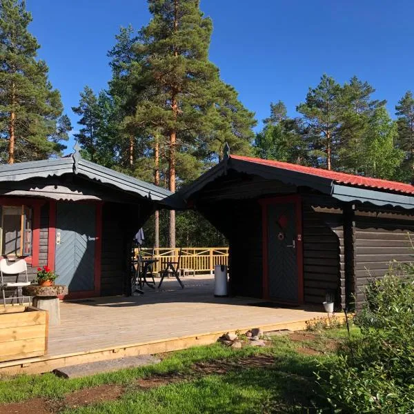 Timber cottages with jacuzzi and sauna near lake Vänern，位于Grums的酒店