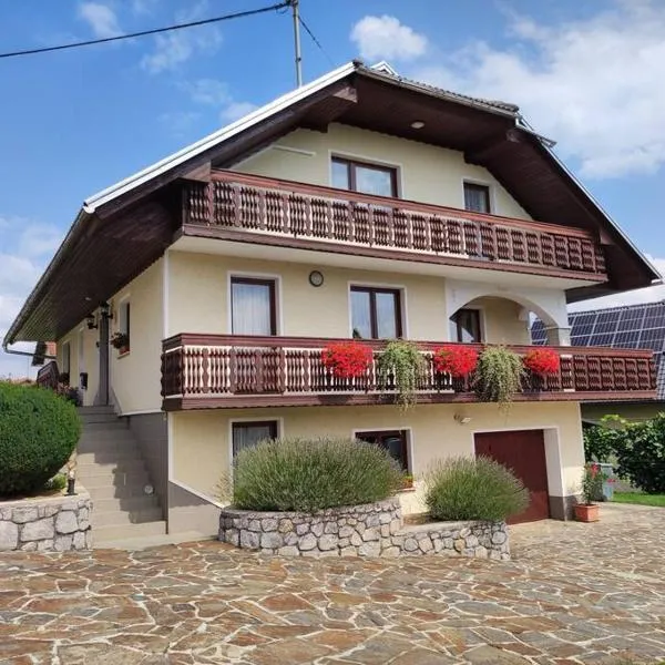 Spacious Countryside Flat - 25 minutes from Ljubljana，位于格罗苏普列的酒店