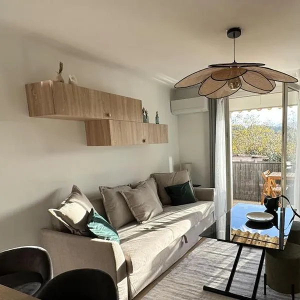 Cosy Cottage by Alice Village Provençal Sunshine，位于弗维沃的酒店