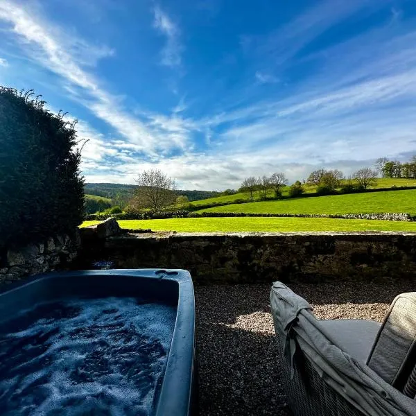 Romantic four poster Cottage private outdoor Hot Tub & Sauna at Harthill Hall plus private daily use of indoor pool and sauna 1 hour per day，位于Stanton in Peak的酒店