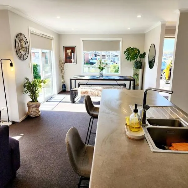 Stylish Fresh Haven for up to 8 guests，位于汉密尔顿的酒店