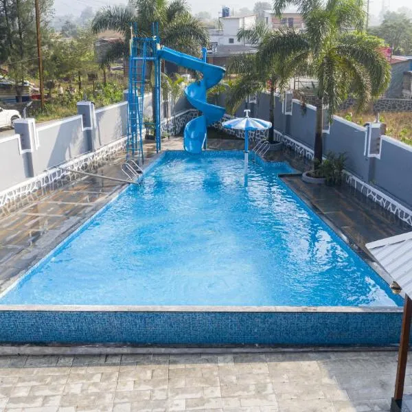Royal Twin Lonavla - 12BHK Luxury Villa with Turf，位于罗纳瓦拉的酒店