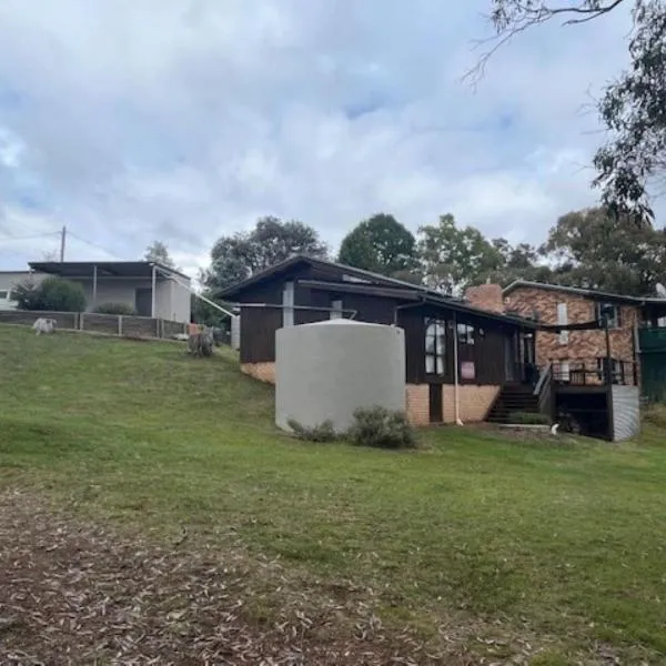 Currawong Cottage，位于Anglers Reach的酒店
