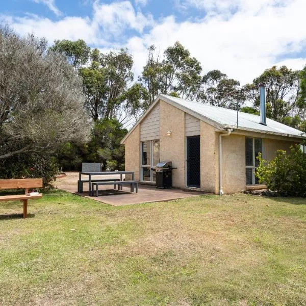 Bells Beach Cottages - Pet friendly cottage with wood heater，位于托基的酒店