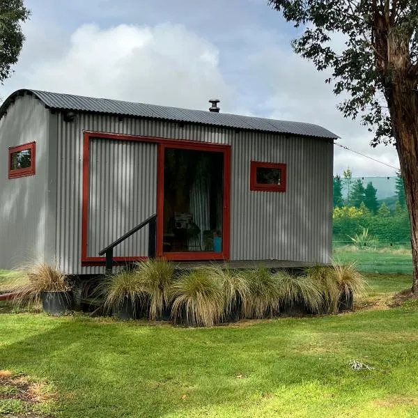 Waiata Shepherds Hut- Off Grid retreat，位于汉默温泉的酒店