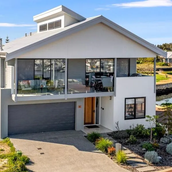 Two-Storey with Marina Views，位于Geographe的酒店