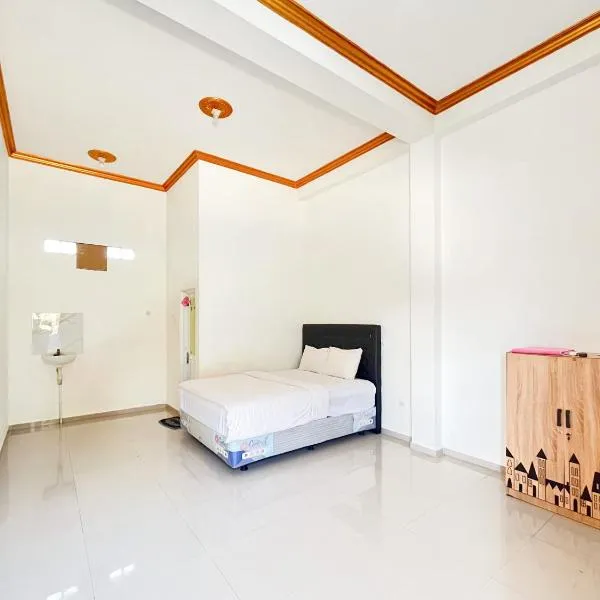 Elma Guesthouse YIA KulonProgo Yogyakarta Mitra RedDoorz，位于日惹的酒店