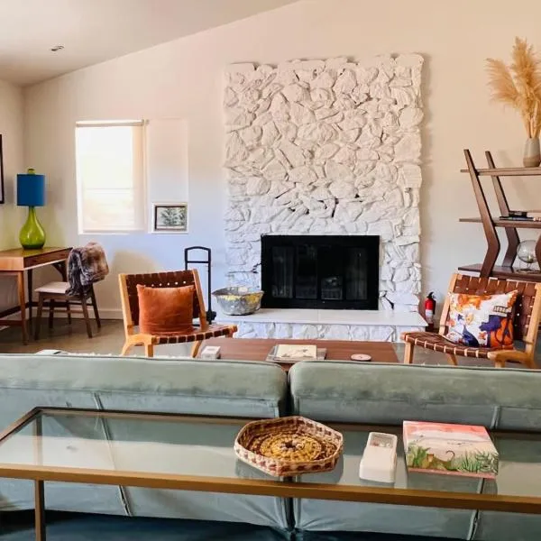 Cozy 2BR Home Hot Tub AC Sauna Fire Near Park，位于约书亚树的酒店