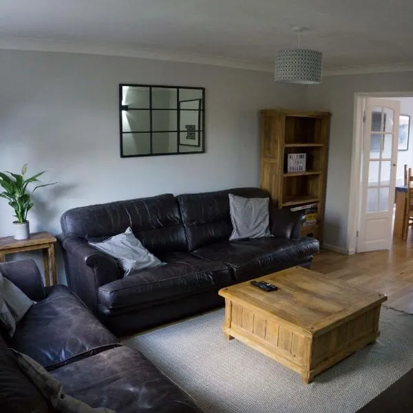 Entire 3-bed house near Cheltenham racecourse and town，位于Gloucestershire的酒店