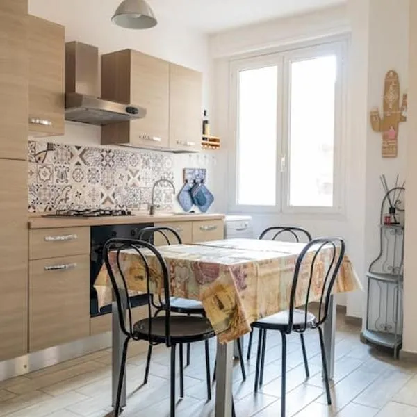 Al numero 6, Trilocale luminoso e accogliente a pochi passi dal mare，位于阿拉西奥的酒店