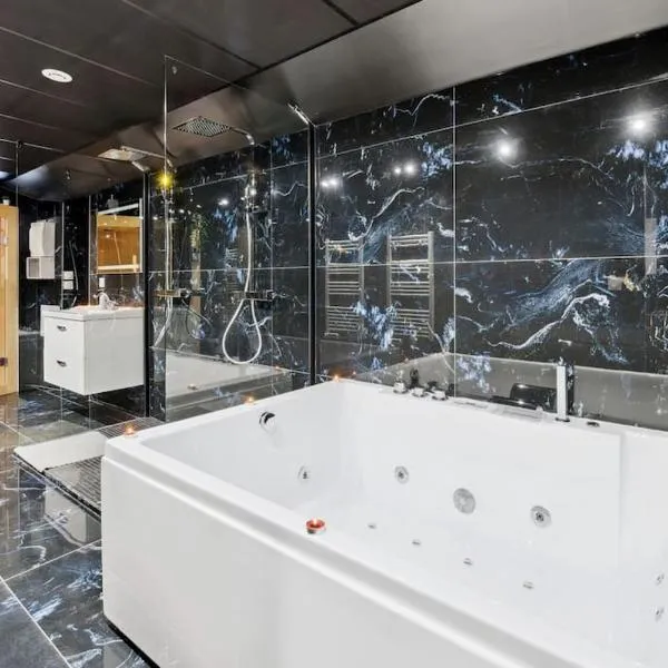 Love Room - Suite avec jacuzzi et sauna privatif，位于科尔贝埃索讷的酒店