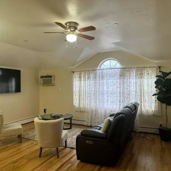 Luxury apartment close to JFK Airport，位于Hamilton Beach的酒店