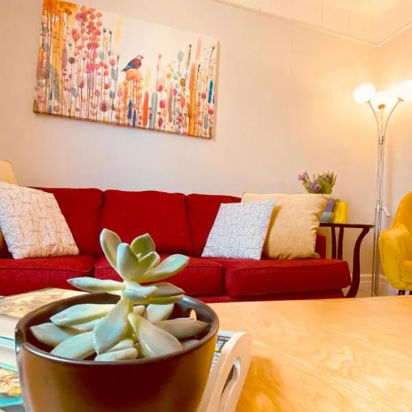 KingstonStays Happy House, Free Parking, Downtown，位于金斯顿的酒店