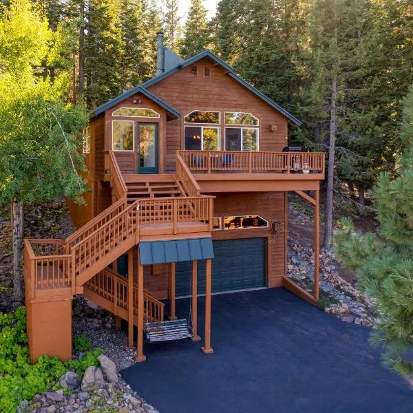 Golden Summit by AvantStay Stunning Secluded Cabin w Access to Tahoe Donner，位于Ponderosa Fairway Estates的酒店