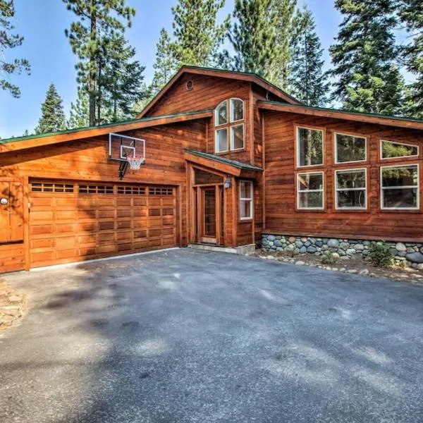 Moosetrack by AvantStay Cozy Cabin In The Of Tahoe Donner w Hot Tub，位于Ponderosa Fairway Estates的酒店