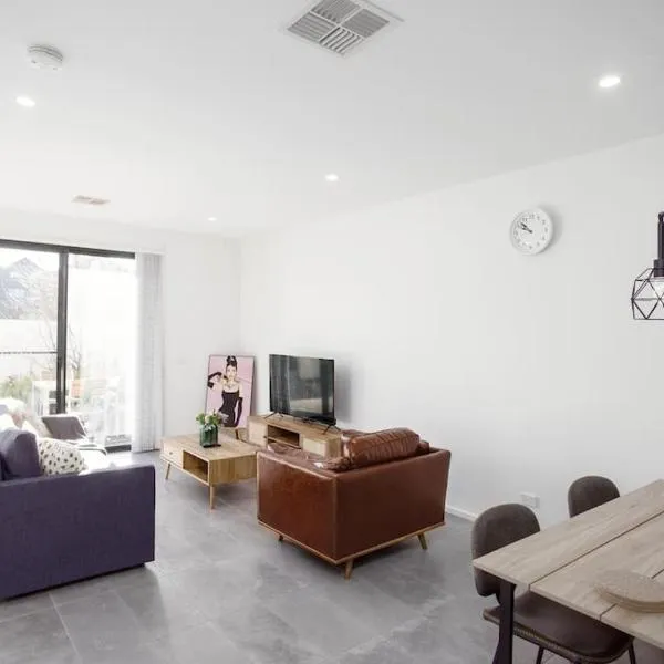 Stylish 3 BR Townhouse at Moncrieff Close To Playground，位于Hall的酒店