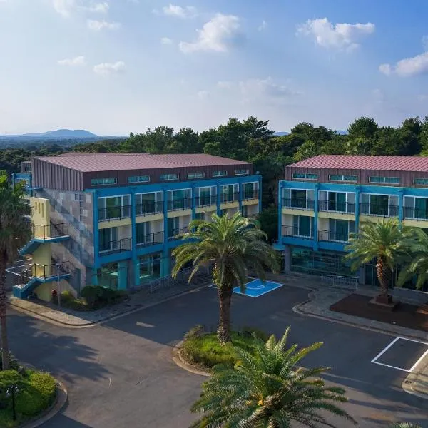 FromH T Resort Jeju Seongsan，位于西归浦市的酒店