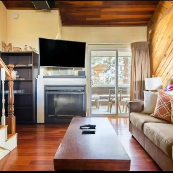 Cozy Condo in Mammoth with 2 parking spots and heated pool!，位于马姆莫斯湖的酒店
