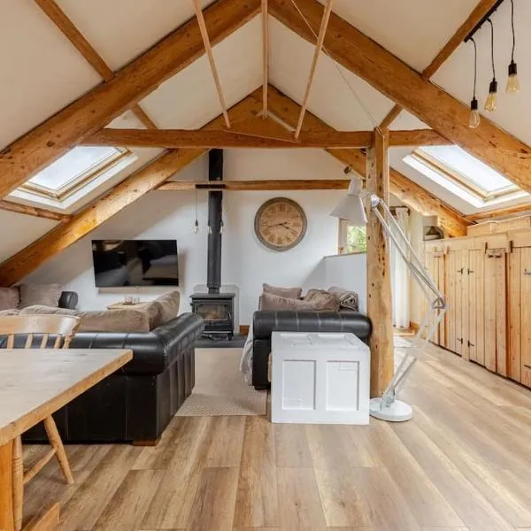 Bright and airy loft apartment Swallows Rest，位于托特尼斯的酒店