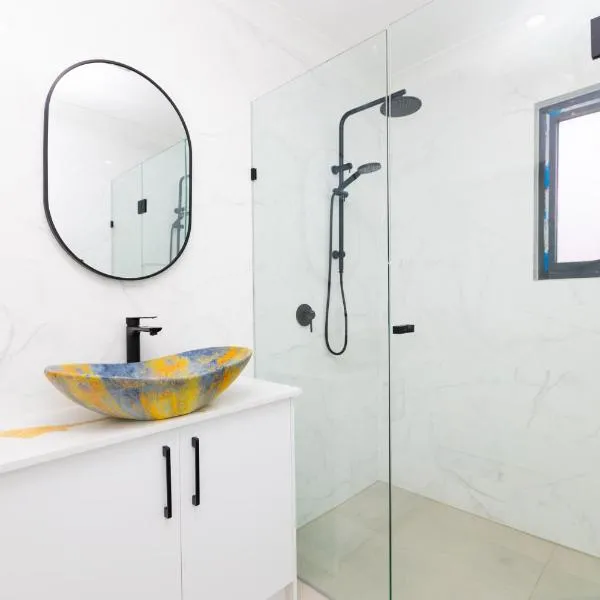 Glenelg North House, 3QBed, 2KSBed, 2Bth, 5TV，位于格莱内尔格的酒店