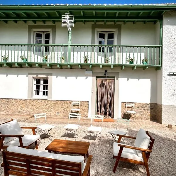 Casona a 1km de la playa de Gerra，位于La Revilla的酒店