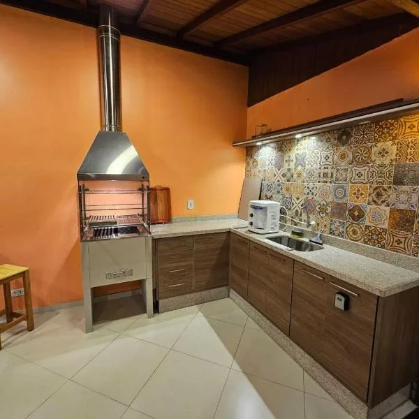 Linda Casa 2 qrts Churrasqueira garagem Resende RJ，位于雷森迪的酒店