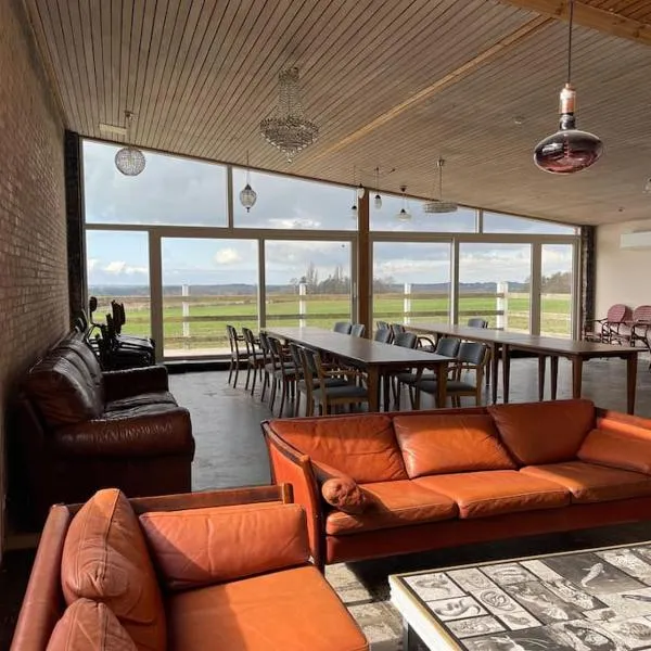 Eventyrligt og rummeligt hus med havudsigt，位于博雷的酒店