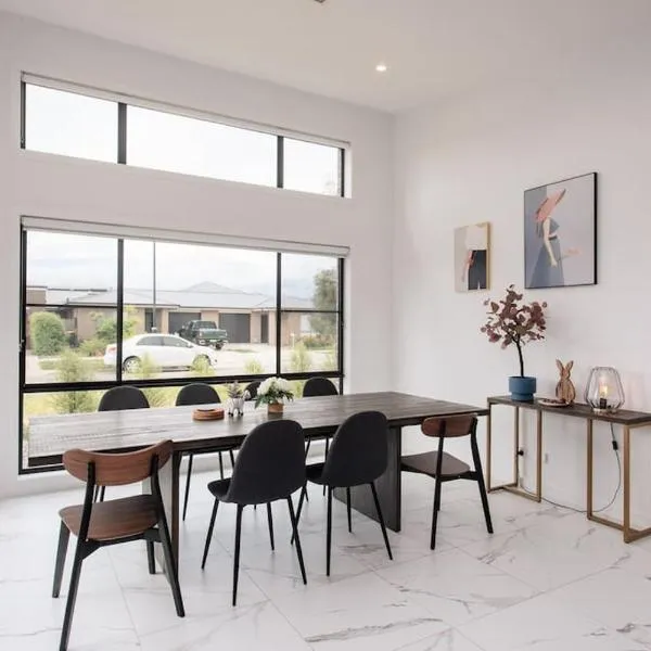 Bright and Chic House at Throsby with 4 Bedrooms，位于Harrison的酒店