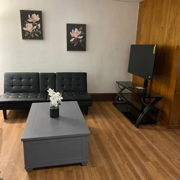 Casa localizada muy cerca del estadio, 8 minutos del centro y muchos lugares mas, No se permiten fiestas , o fumar，位于密尔沃基的酒店