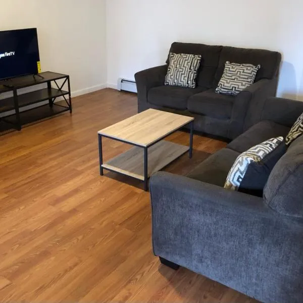 Large and private apartment that sleeps up to 10 people comfortably with direct NYC Manhattan train only 5 minute walk away，位于伊丽莎白的酒店