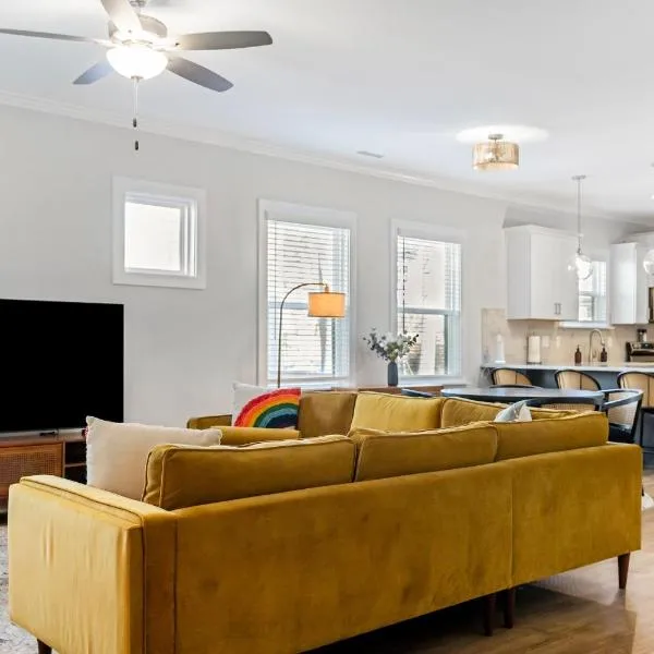 Family-Friendly 4BR with Fenced Yard & Parking，位于达拉姆的酒店