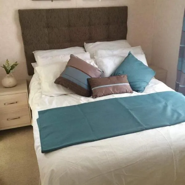 Lytchett Bay View Chalet，位于Lytchett Minster的酒店