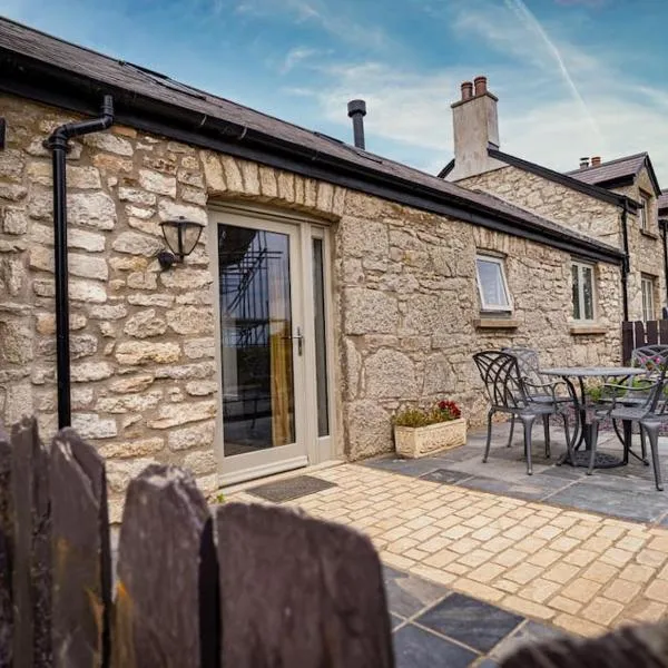 Neat Cottage, seaside cosy converted barn for 4，位于波马利斯的酒店