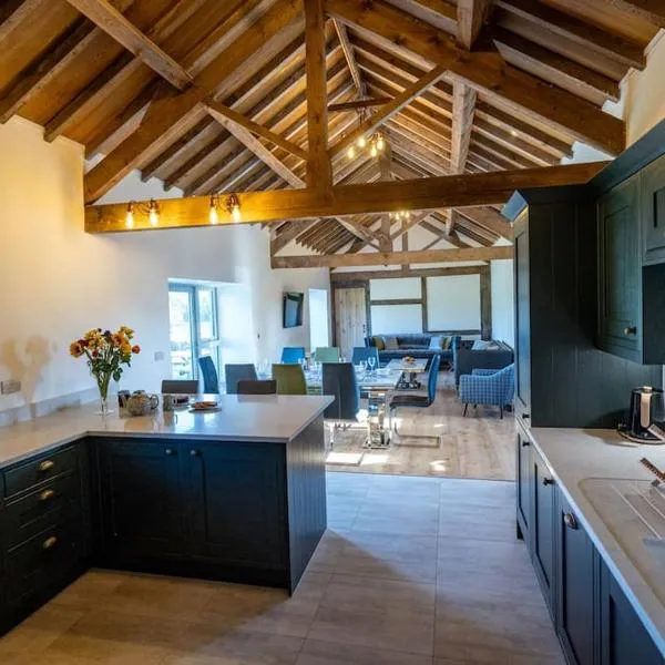 Long Barn, seaside cosy cottage for 8，位于波马利斯的酒店