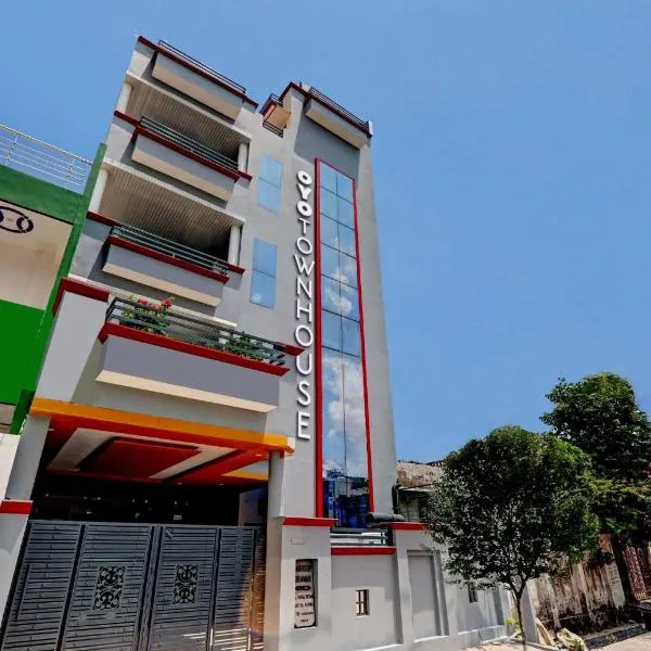 Super Townhouse swaroop inn，位于Chinhat的酒店