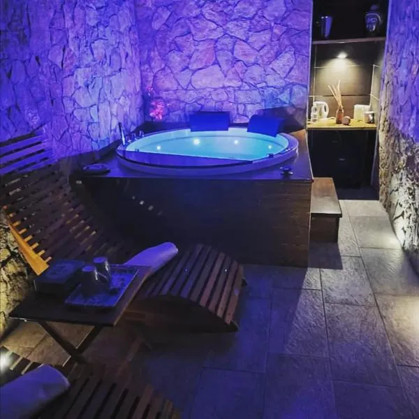 SPA ROOM SICILIA - Intera casa con spa privata Jacuzzi Sauna Bagno di Vapore ad uso illimitato，位于罗索利尼的酒店