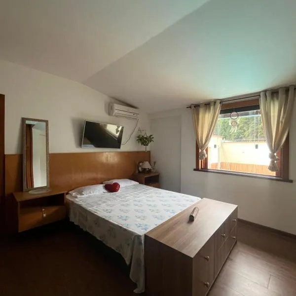Espaço inteiro com 3 quartos não compartilhado com outros no centro，位于米格尔-佩雷拉的酒店