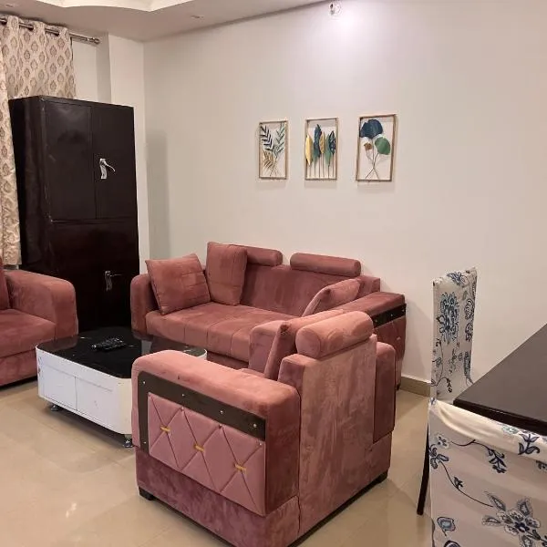 Ensquare Hotel - Aesthetic 2 Bedroom, 1 Living Room Apartments With Kitchen Near Top Location Laxman Jhula，位于瑞诗凯诗的酒店