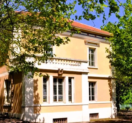 VILLA CASTEL Maison-Table d'Hôtes & Jardin-Refuge de Biodiversité，位于荷里尤的酒店
