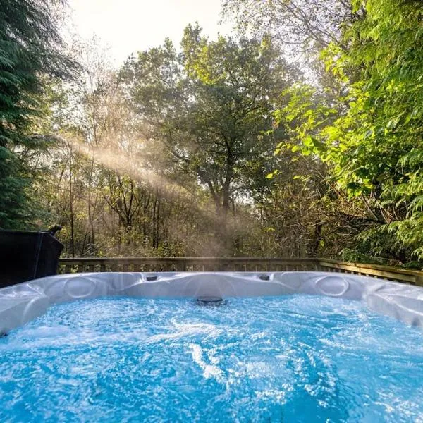 Farley, woodland lodge with hot tub for 8，位于Oakamoor的酒店