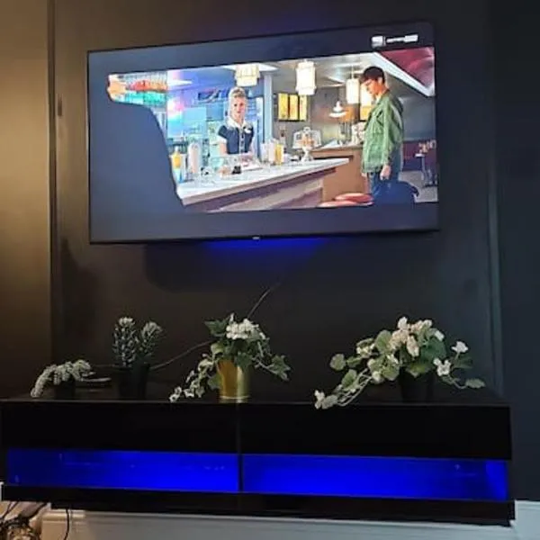 Cosy 2 bedroom flat，位于埃奇韦尔的酒店