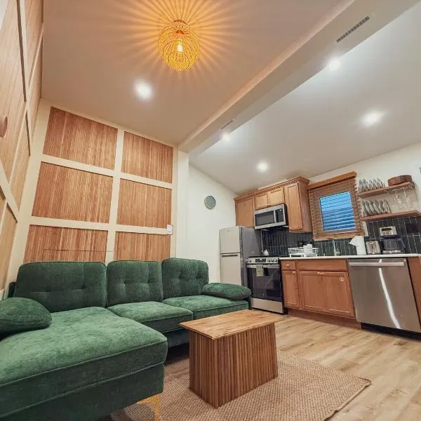 Stylish 2 BR 1 BA Apartment - Steps to the Ocean - Hidden Gem，位于怀尔德伍德的酒店